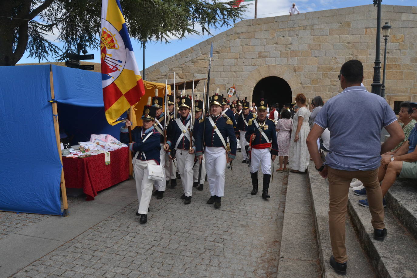 El ondear de las banderas marca el inicio de la recreación del cerco francés a Almeida