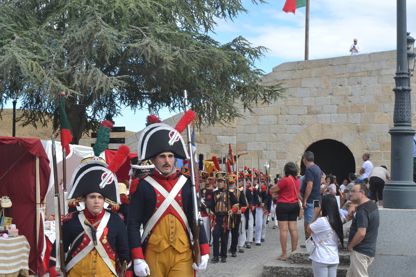 El ondear de las banderas marca el inicio de la recreación del cerco francés a Almeida