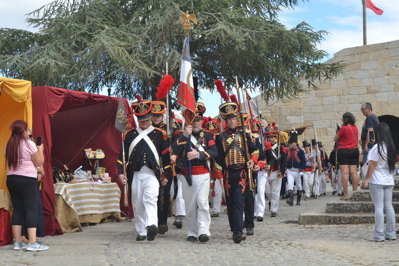El ondear de las banderas marca el inicio de la recreación del cerco francés a Almeida