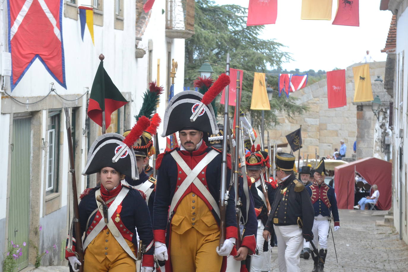 El ondear de las banderas marca el inicio de la recreación del cerco francés a Almeida