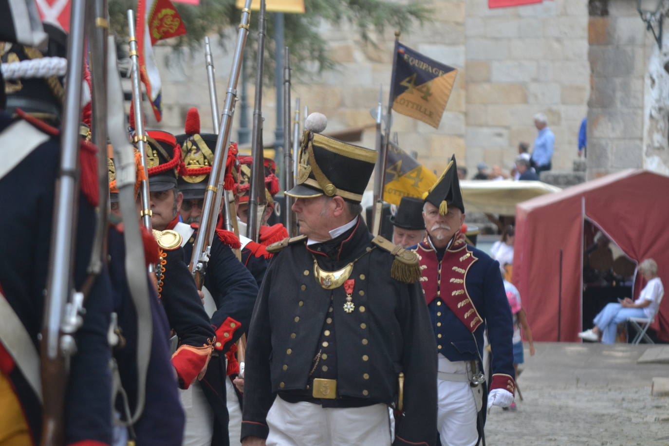 El ondear de las banderas marca el inicio de la recreación del cerco francés a Almeida