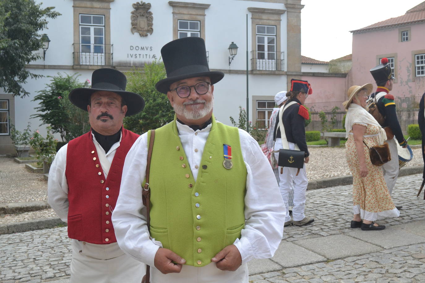 El ondear de las banderas marca el inicio de la recreación del cerco francés a Almeida