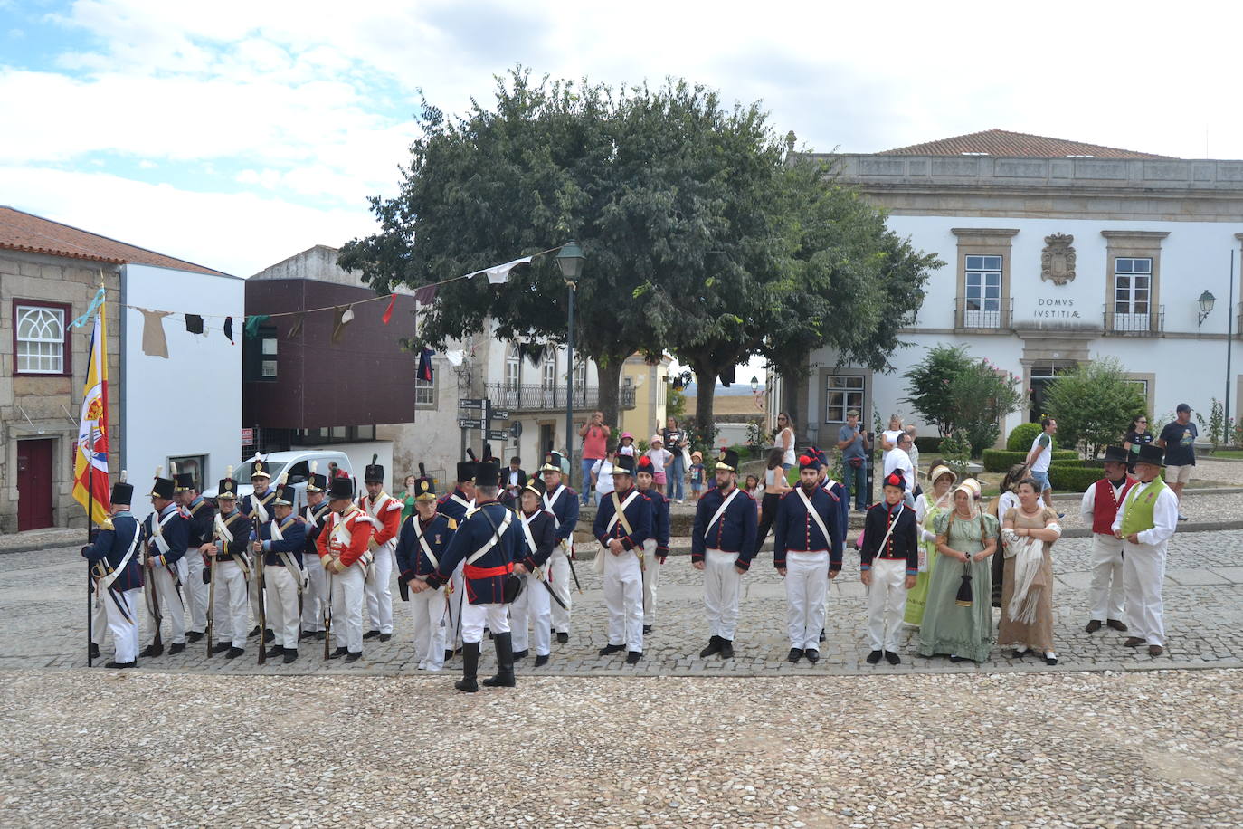 El ondear de las banderas marca el inicio de la recreación del cerco francés a Almeida