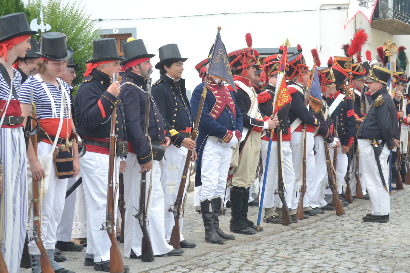 El ondear de las banderas marca el inicio de la recreación del cerco francés a Almeida