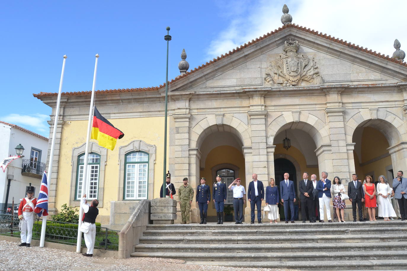 El ondear de las banderas marca el inicio de la recreación del cerco francés a Almeida
