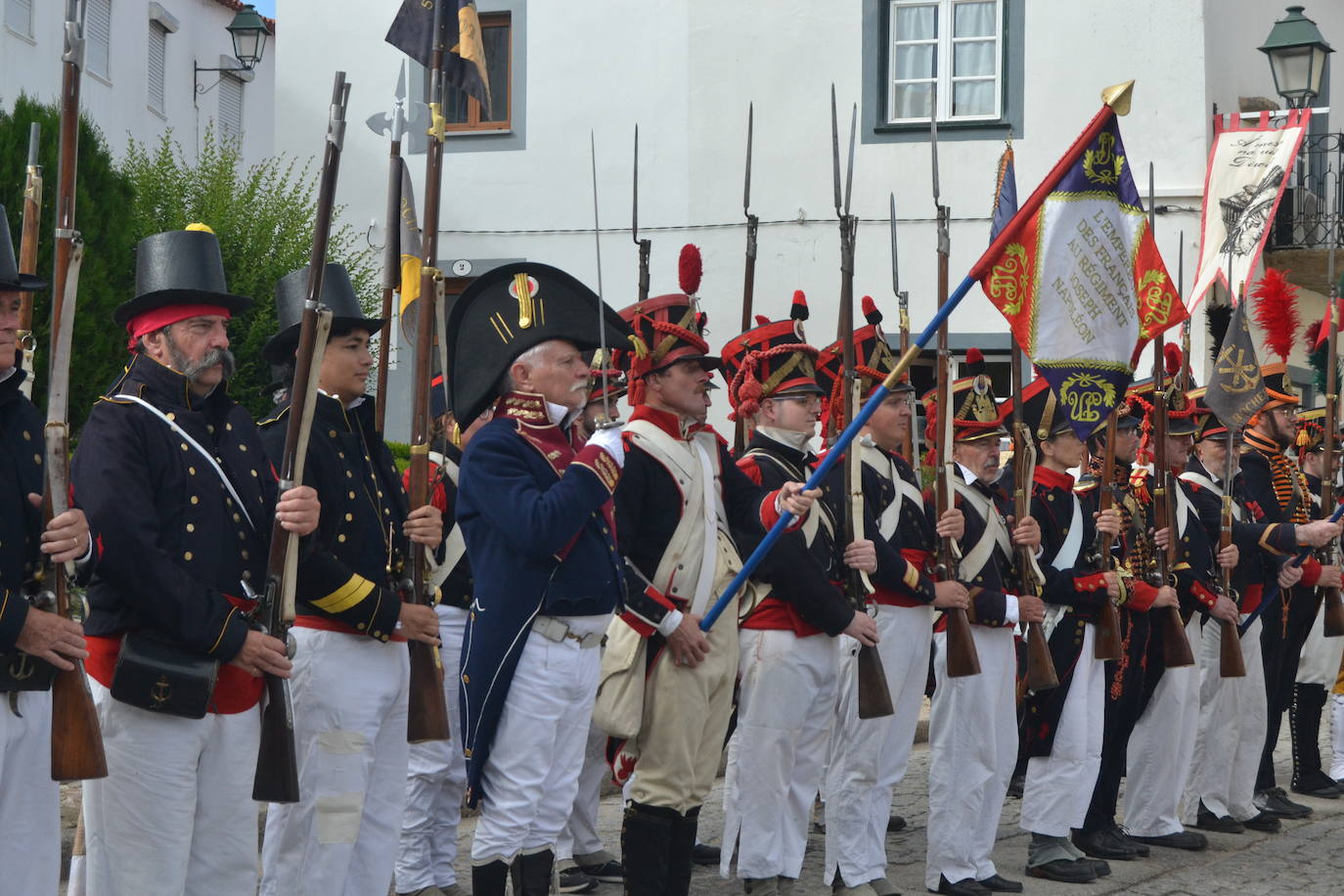 El ondear de las banderas marca el inicio de la recreación del cerco francés a Almeida