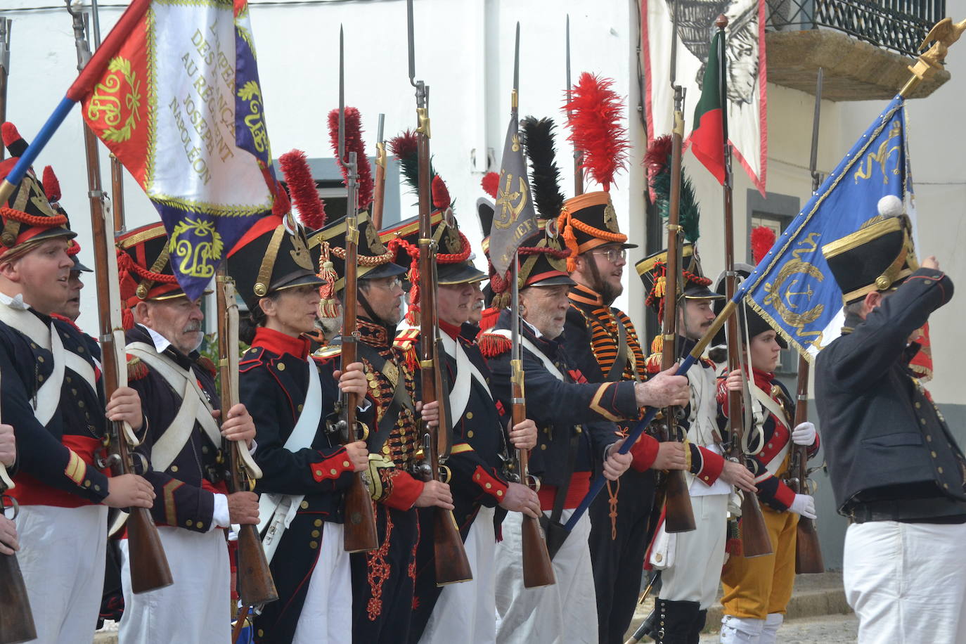 El ondear de las banderas marca el inicio de la recreación del cerco francés a Almeida