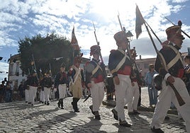 Los recreadores durante su desfile por las calles de Almeida