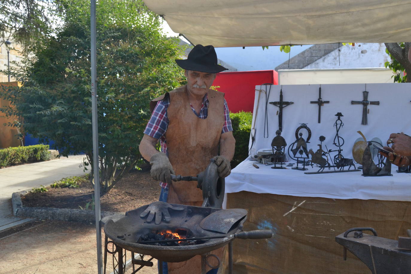 El ondear de las banderas marca el inicio de la recreación del cerco francés a Almeida