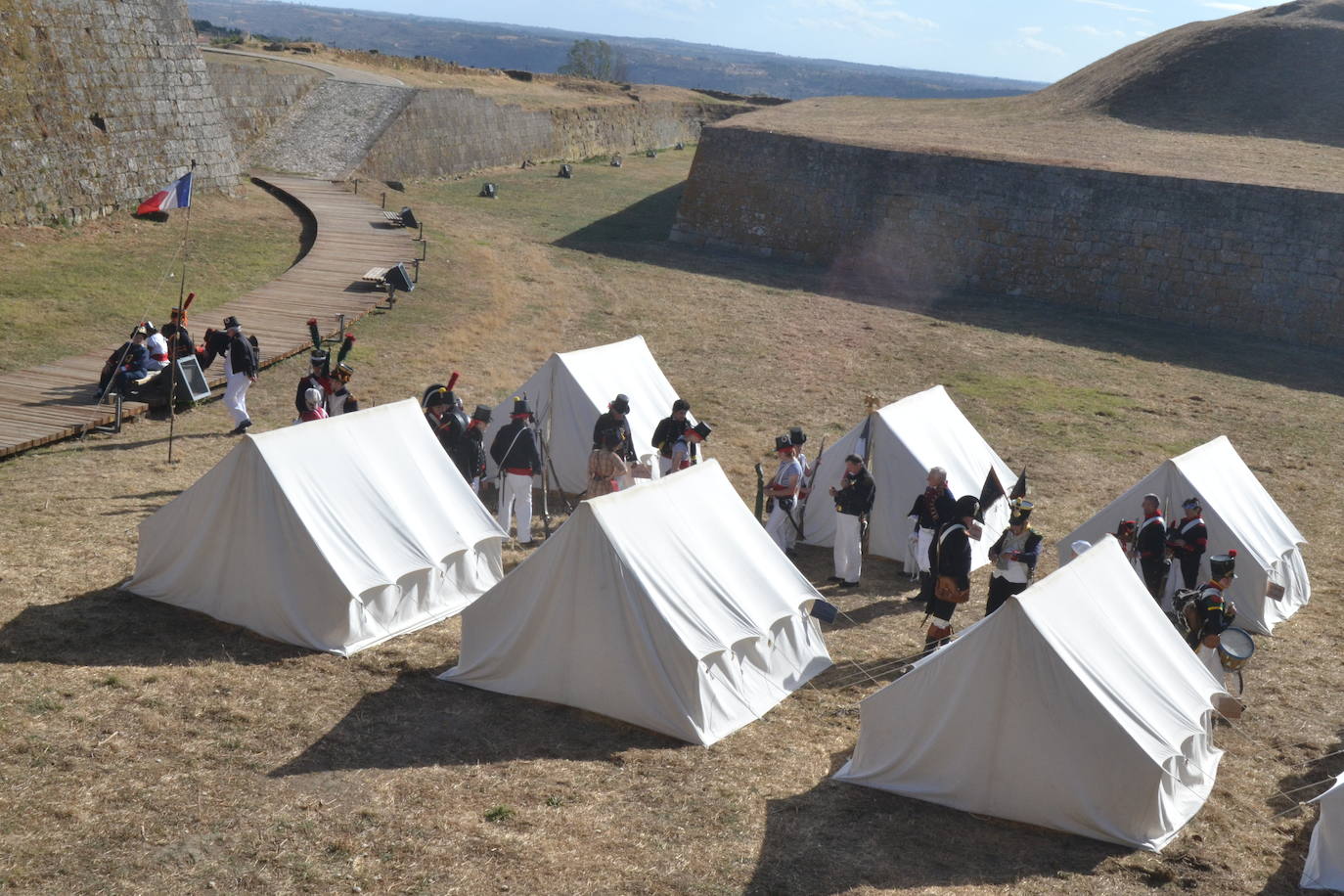 El ondear de las banderas marca el inicio de la recreación del cerco francés a Almeida