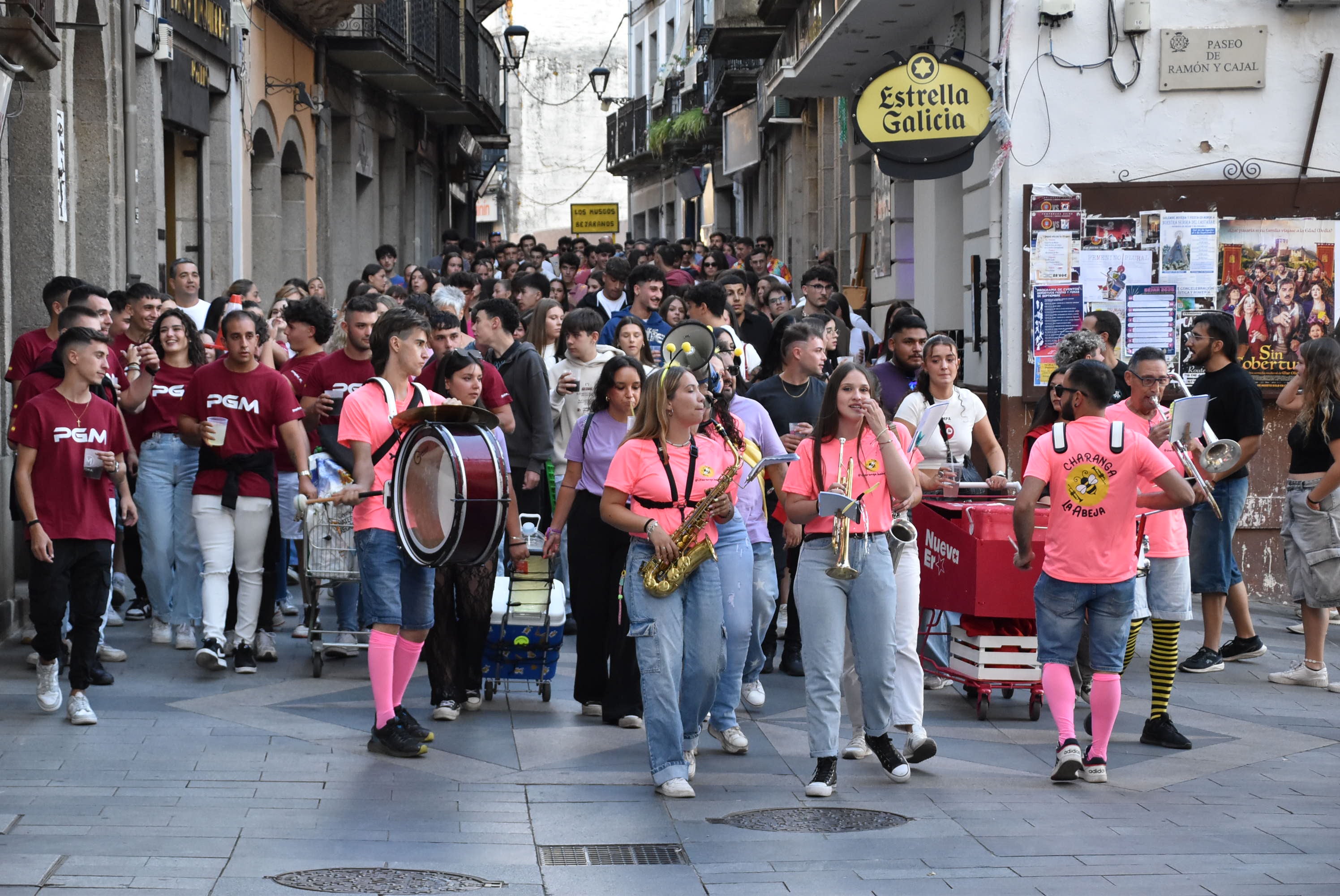 Multitudinario inicio festivo en Béjar con el desfile de las peñas
