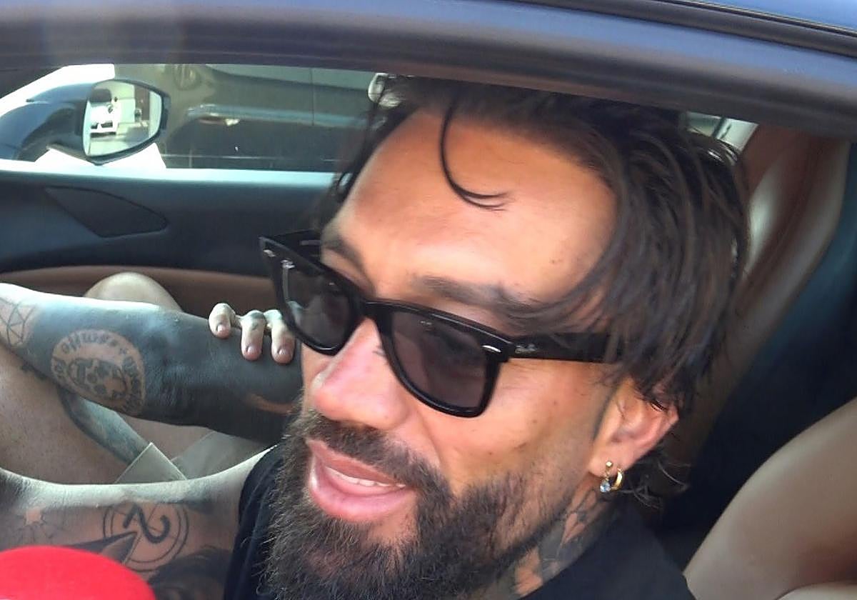 Imagen de Juan Faro atendiendo a los micrófonos de Europa Press.