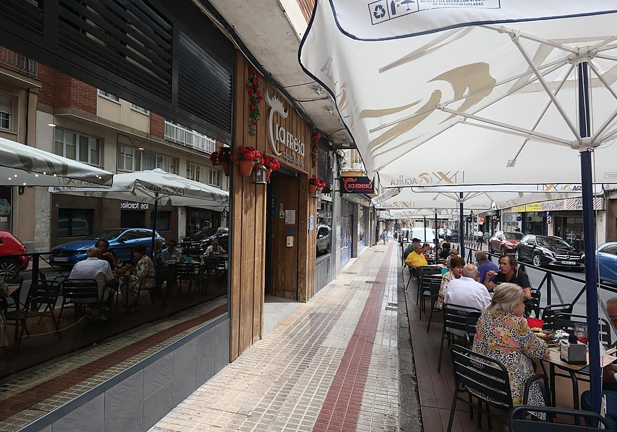 Salmantinos apurando el verano en una terraza de Van Dyck.