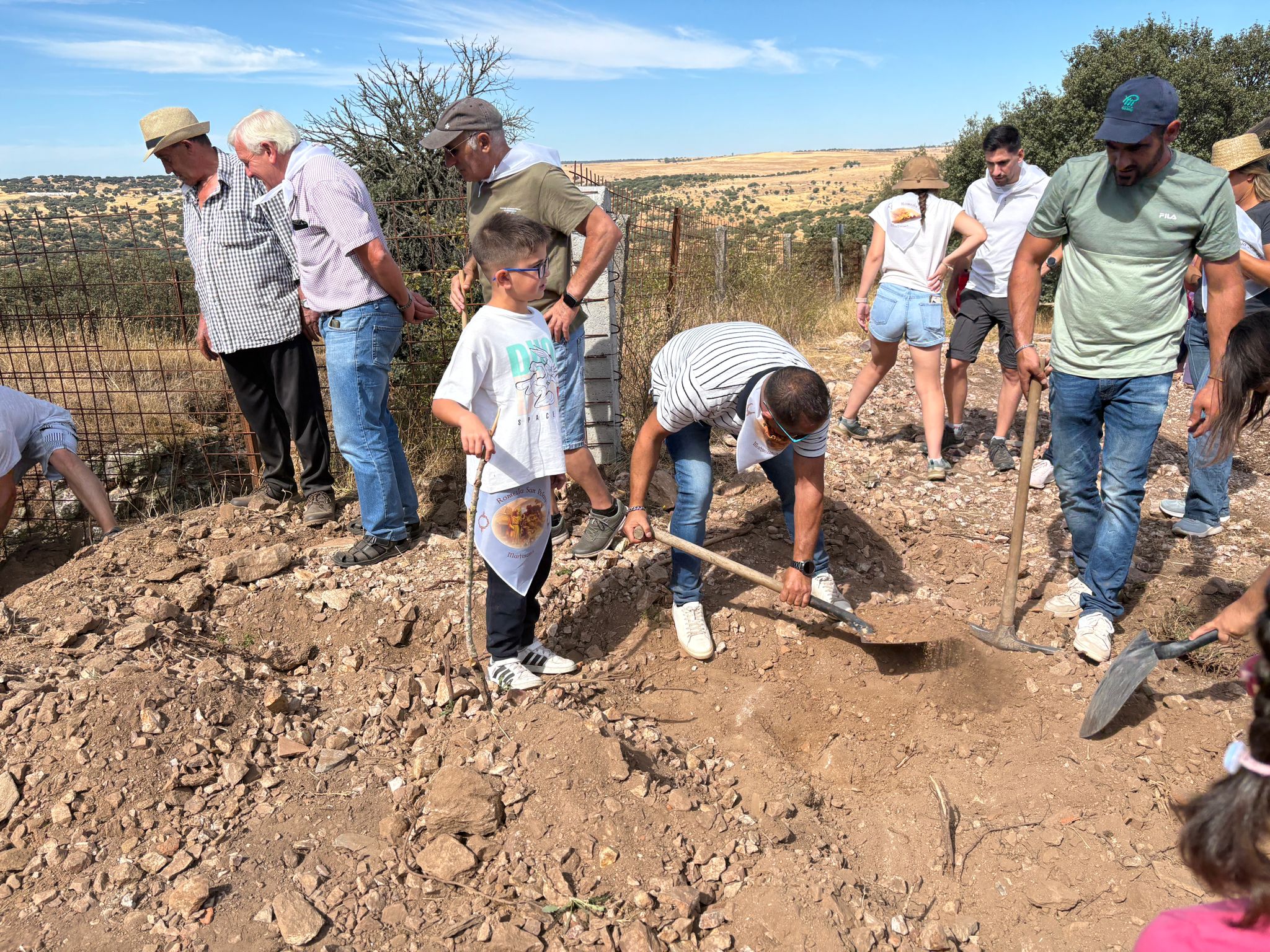 Unión y esperanza con la primera piedra para recuperar la antigua ermita de la Cuesta de San Pelayo
