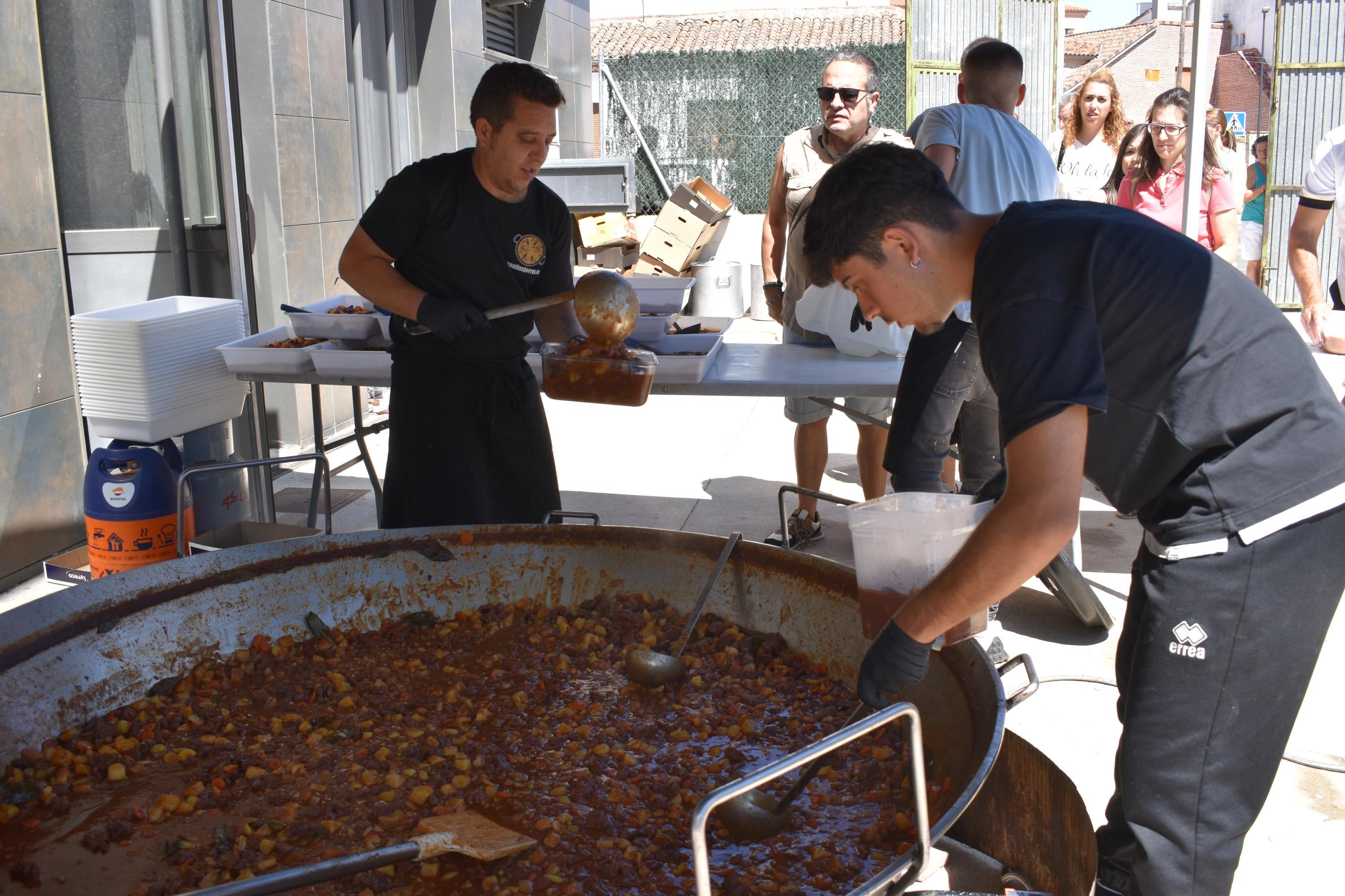 Villares de la Reina mezcla gastronomía y solidaridad a favor de los afectados del incendio de Cipérez