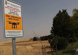 Cartel para informar de que la zona está videvigilada con drones en la calle Babia.