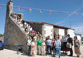 Foto de familia al final de la procesión en la escalera del campanario