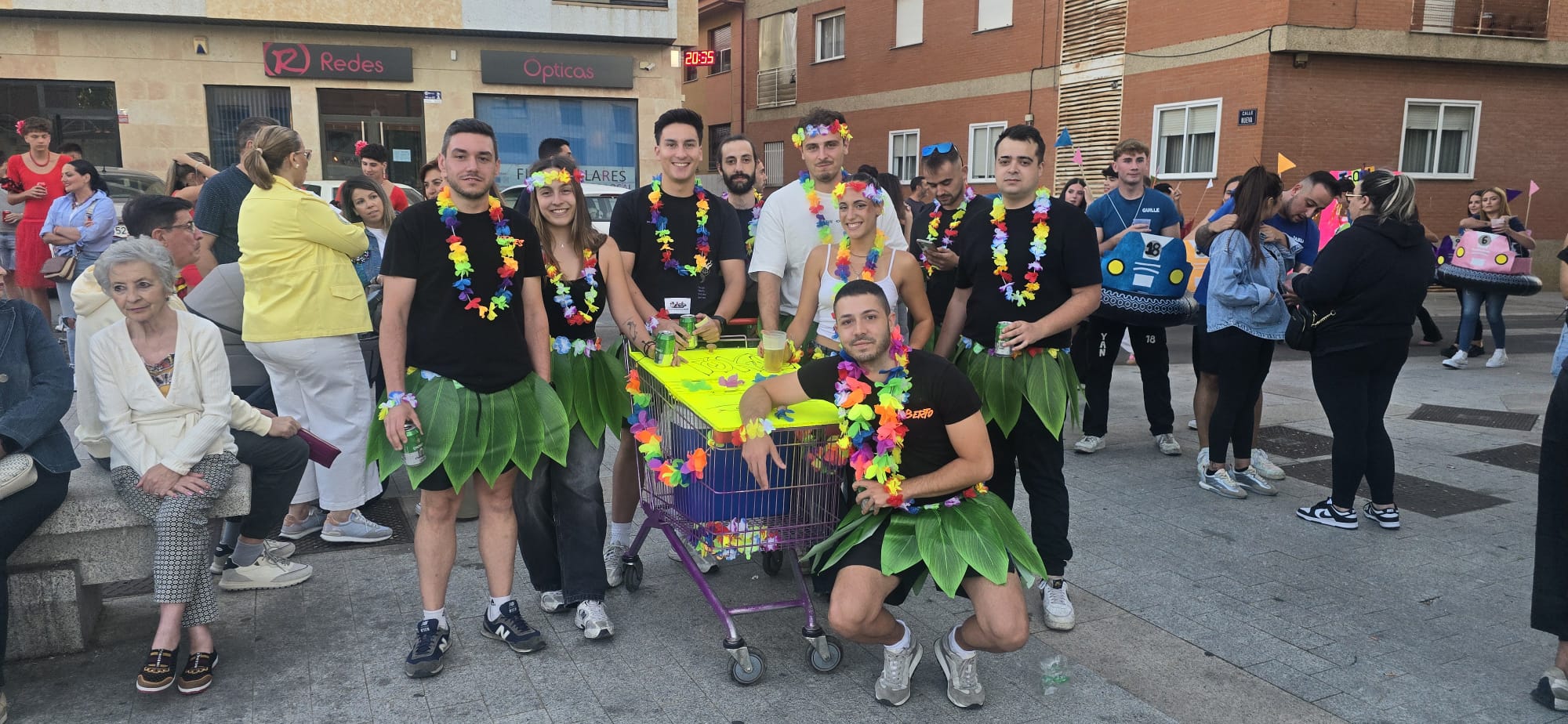 Ingeniosos disfraces animan las fiestas de verano de Villares