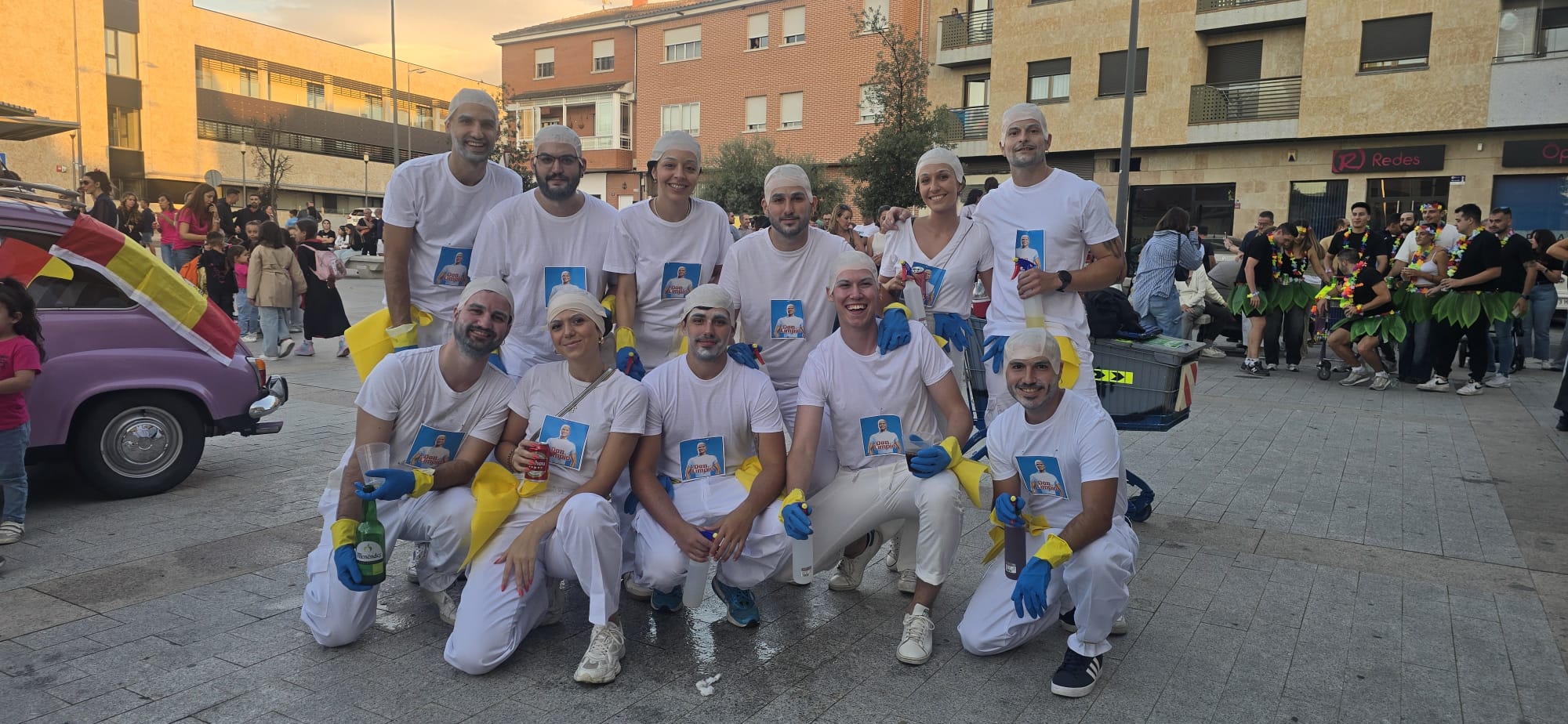 Ingeniosos disfraces animan las fiestas de verano de Villares