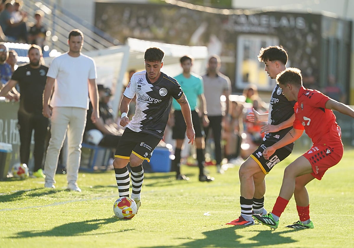 Olmedo, el más destacado de Unionistas, en una acción de la primera mitad.