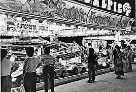 Las deslumbrantes luces y la atronadora música del Scalextric hipnotizaban a los niños y acrecentaban la preocupación de sus padres.