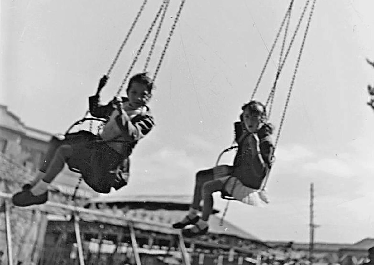 Imagen secundaria 1 - Algunas imágenes más de recuerdo de aquellos años: el tren de la bruja (arriba), dos niñas en los clumpios (izquierda) o dos niñas pasando por taquilla (derecha).