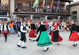Las danzas protagonizaron el inicio de la jornada taurina de San Agustín