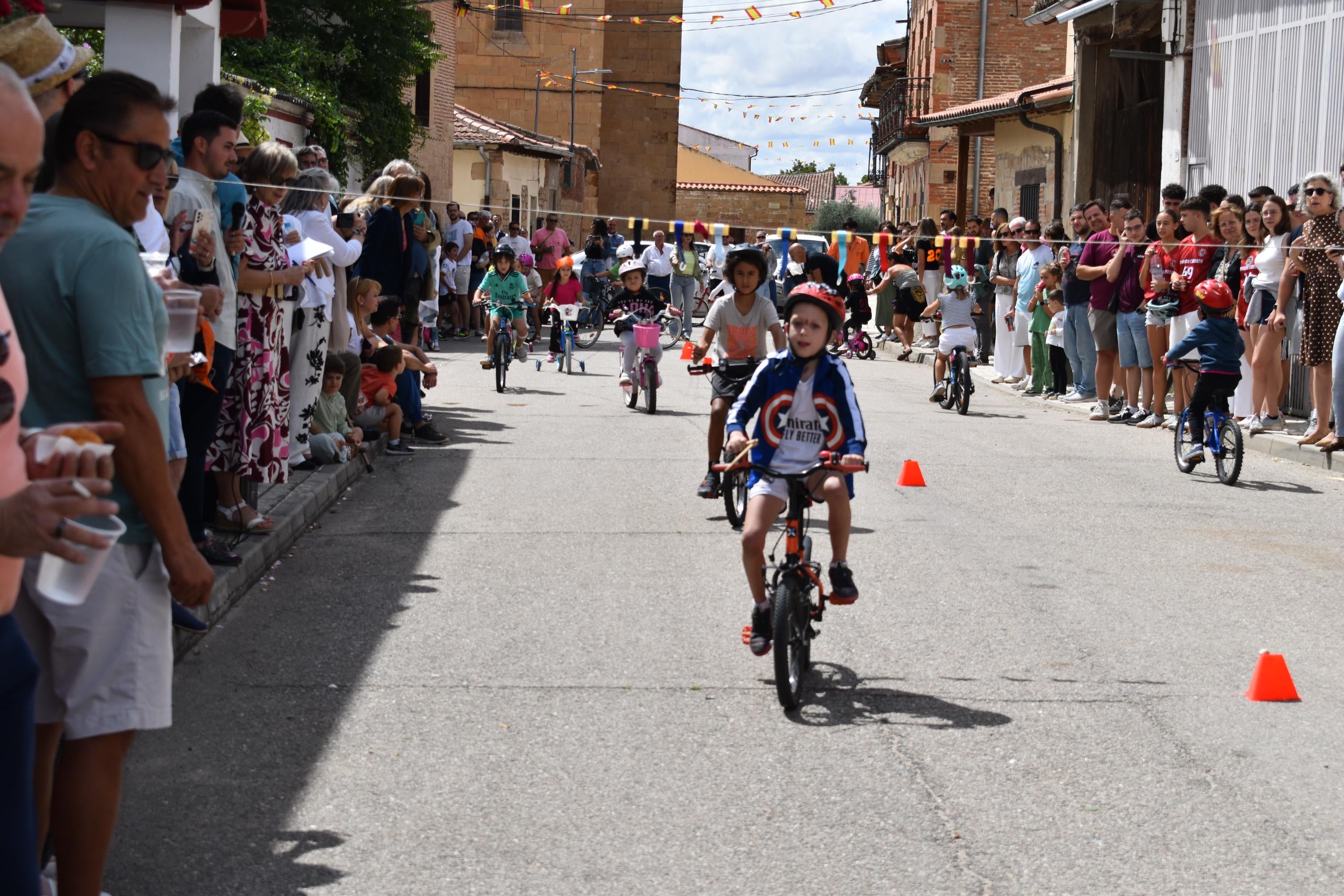 Diversión sin límites con la carrera de cintas en La Vellés