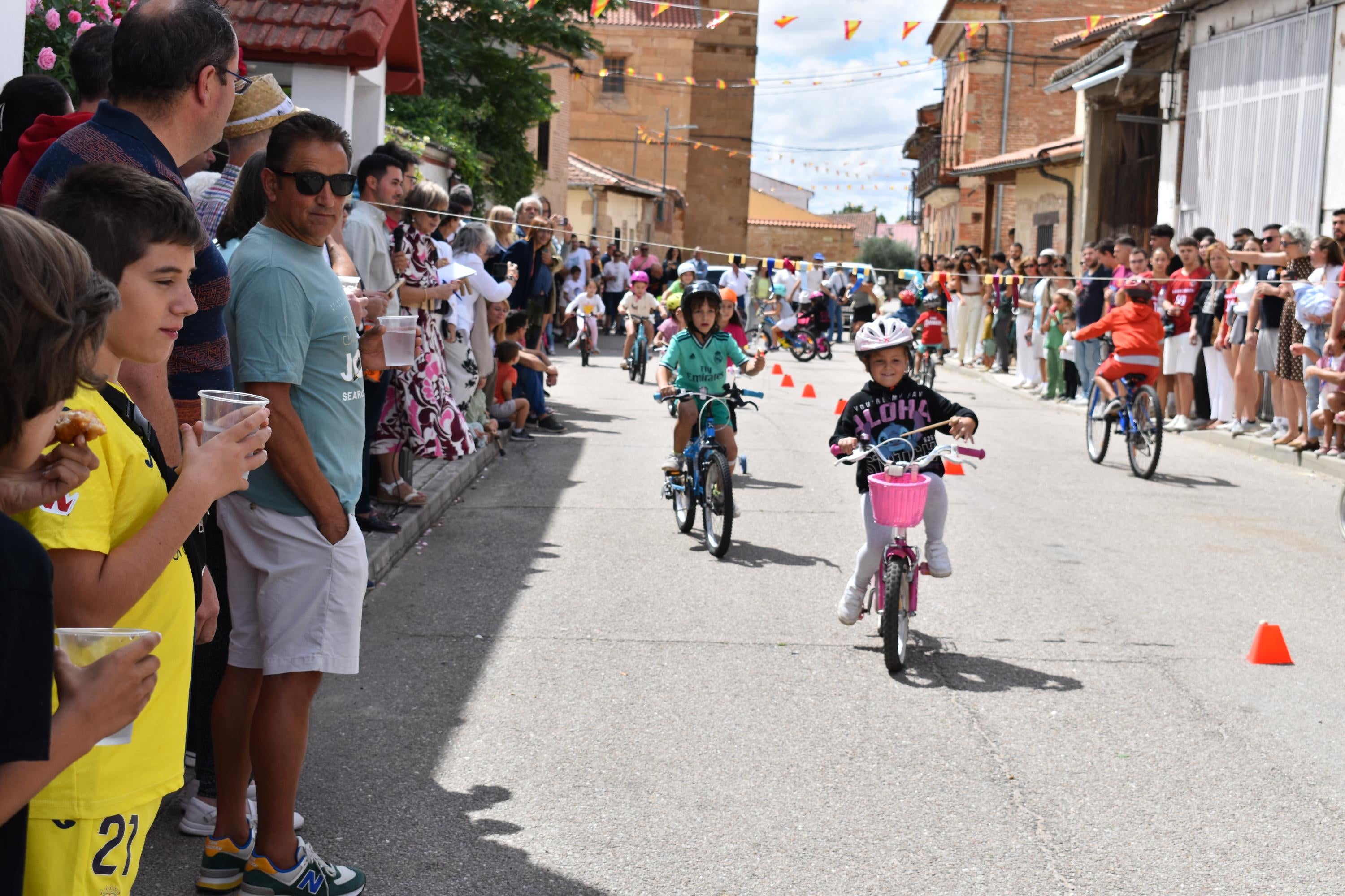 Diversión sin límites con la carrera de cintas en La Vellés