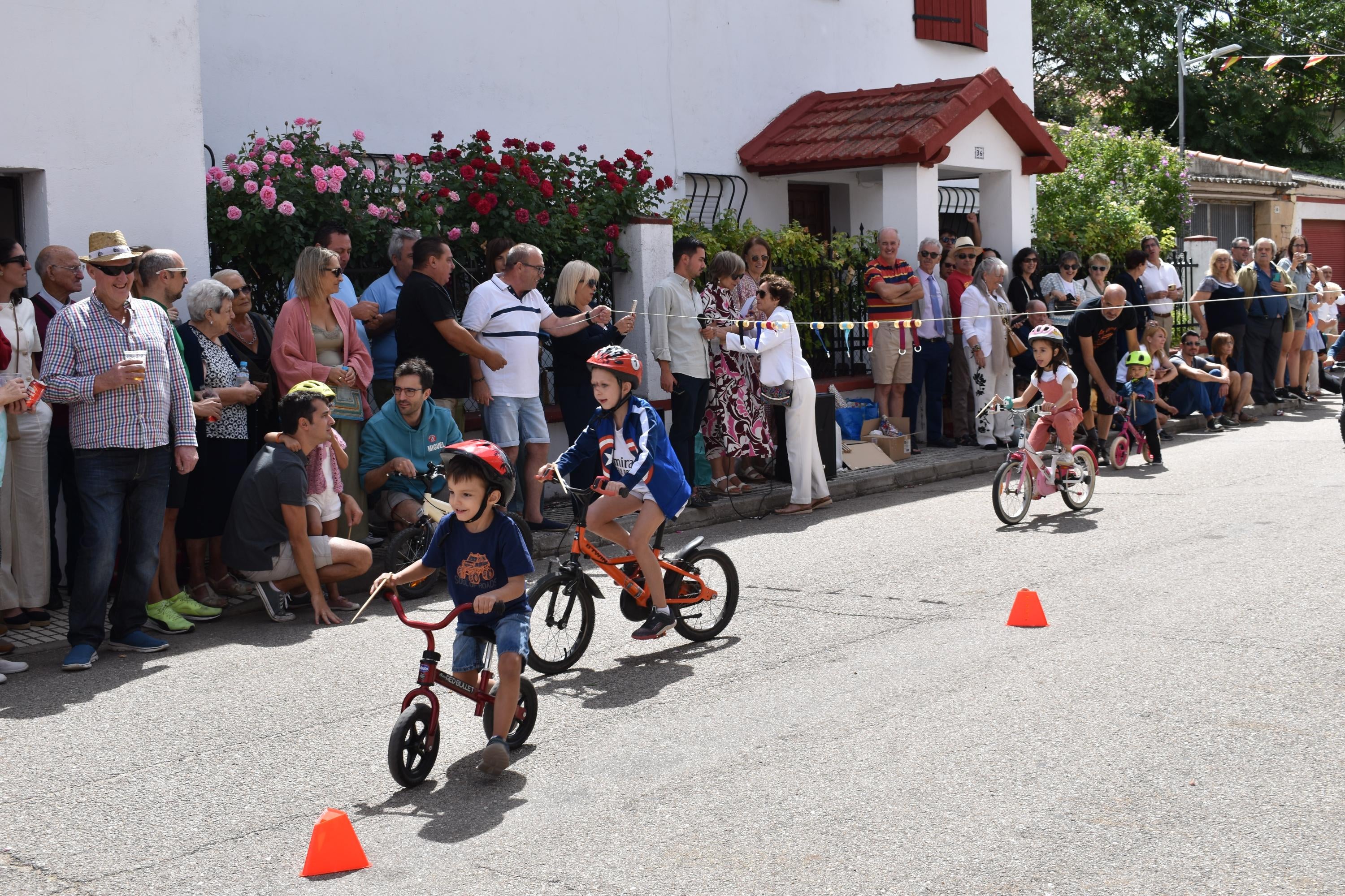 Diversión sin límites con la carrera de cintas en La Vellés