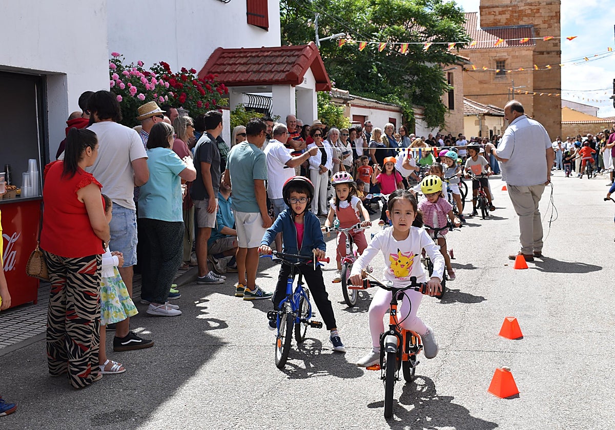 Diversión sin límites con la carrera de cintas en La Vellés