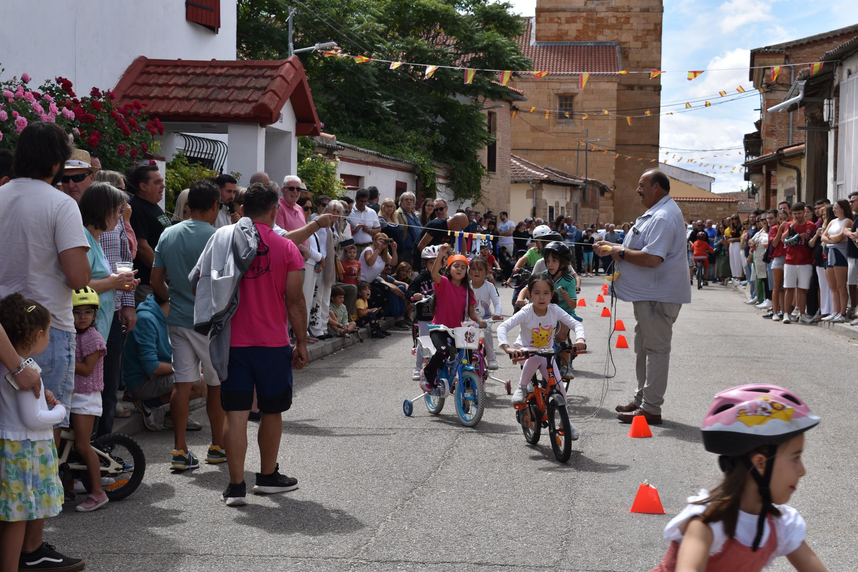 Diversión sin límites con la carrera de cintas en La Vellés