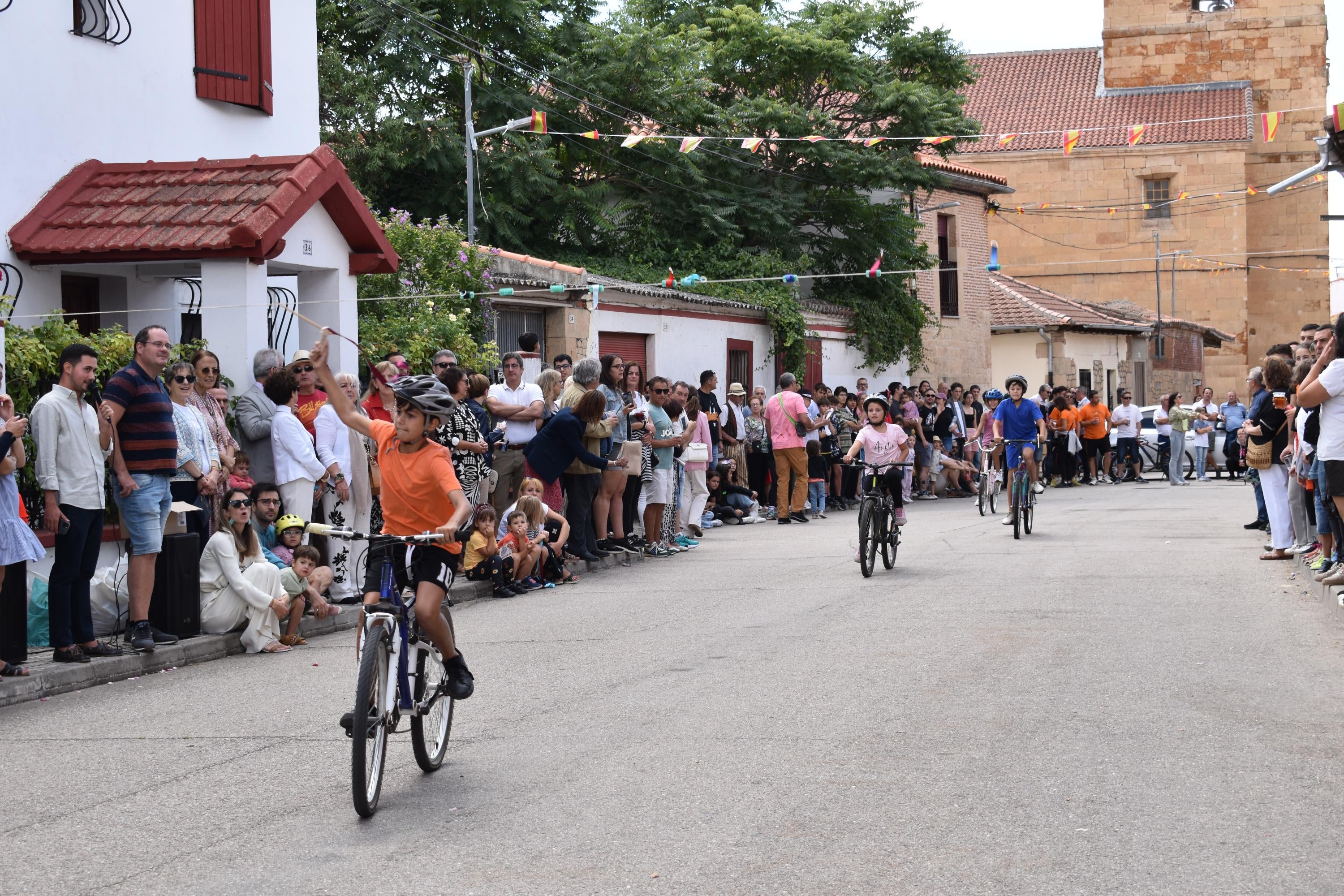 Diversión sin límites con la carrera de cintas en La Vellés