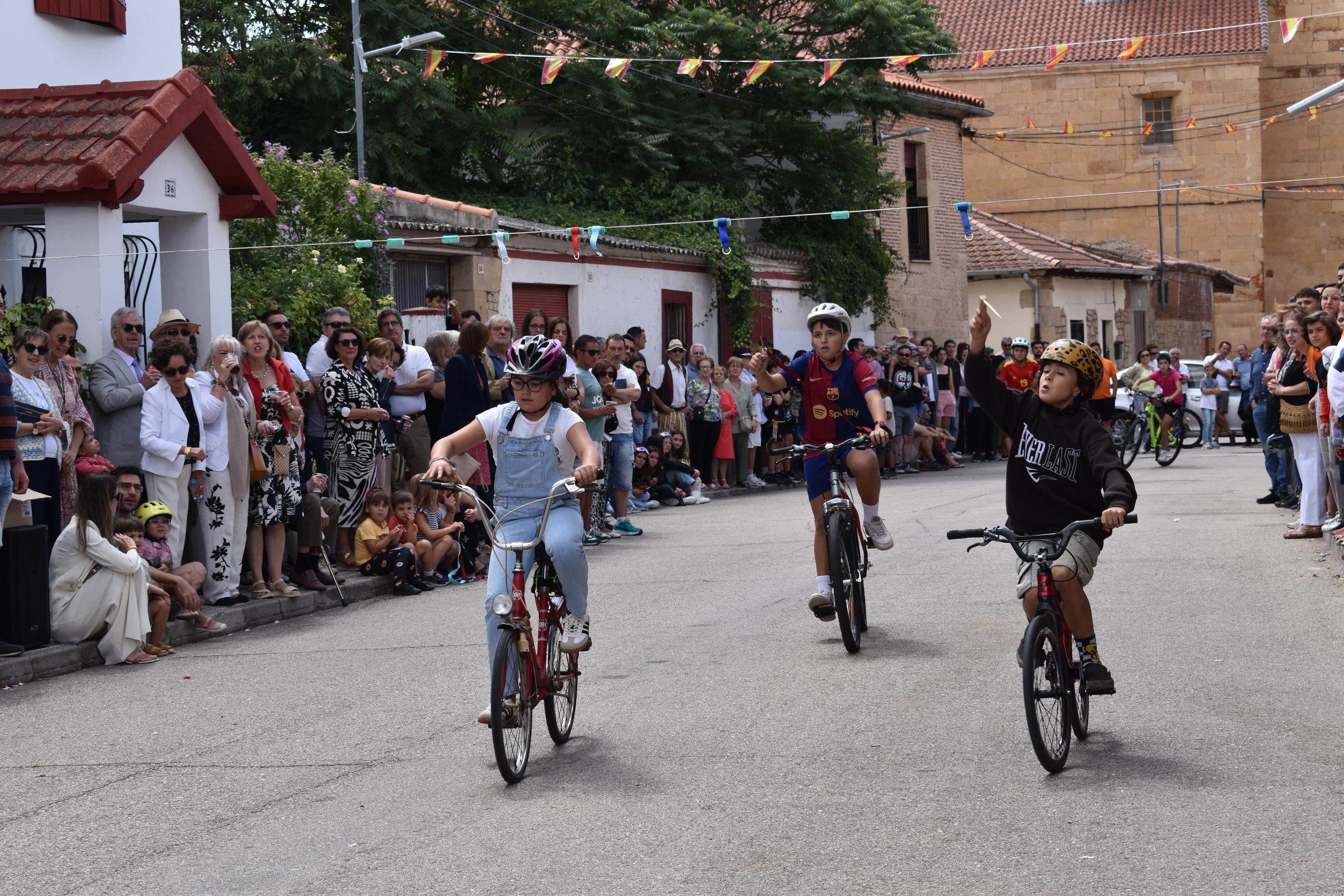Diversión sin límites con la carrera de cintas en La Vellés