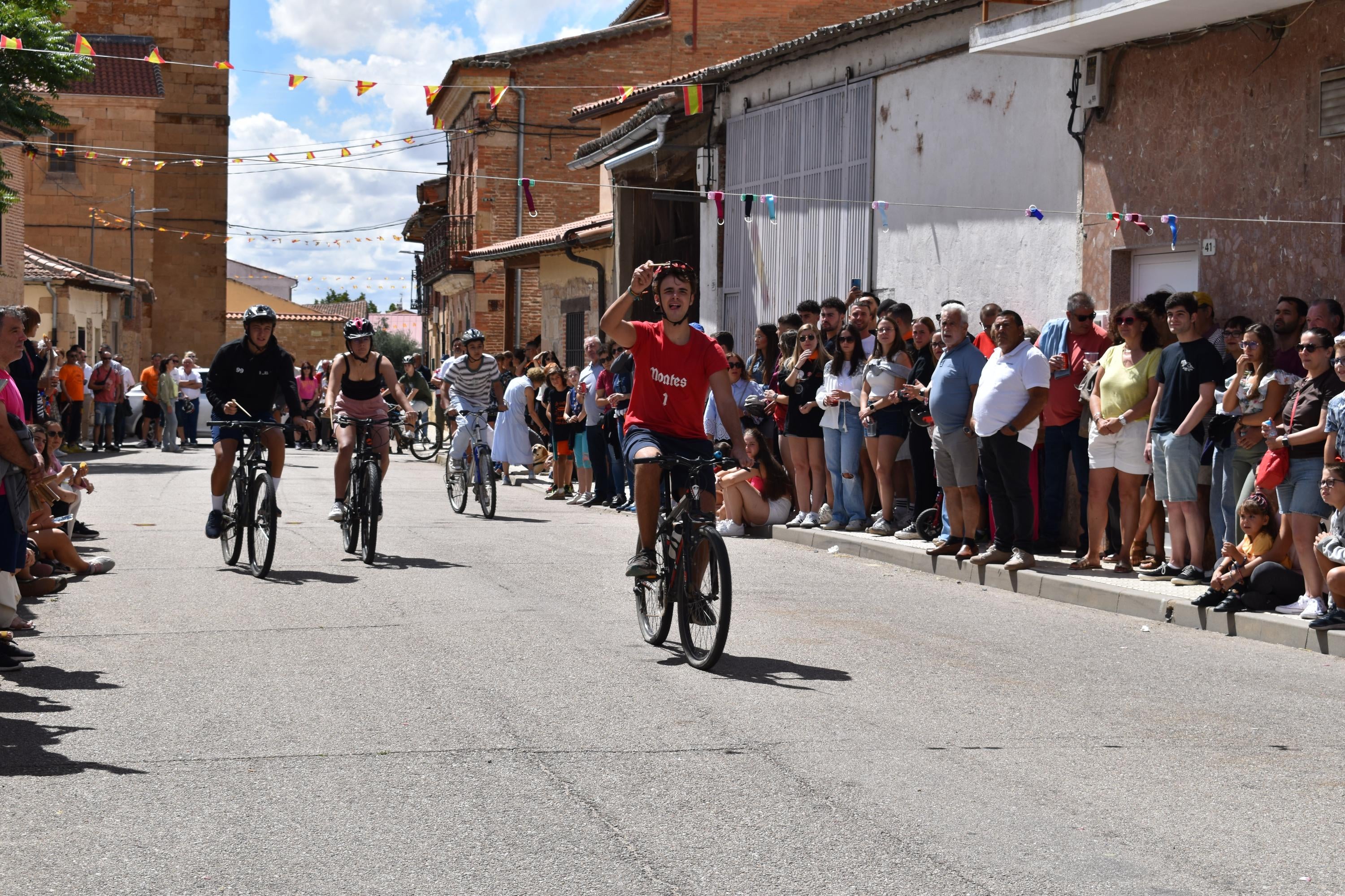 Diversión sin límites con la carrera de cintas en La Vellés
