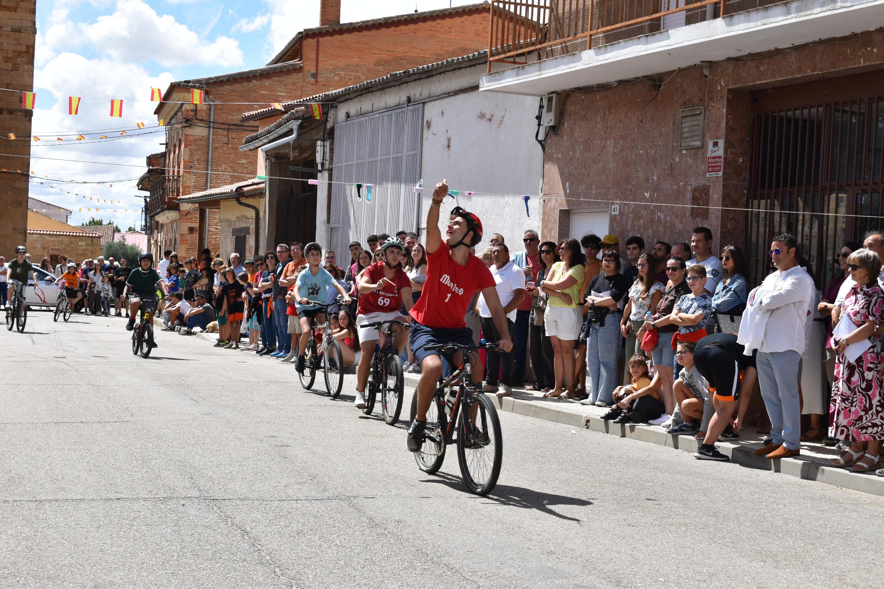 Diversión sin límites con la carrera de cintas en La Vellés