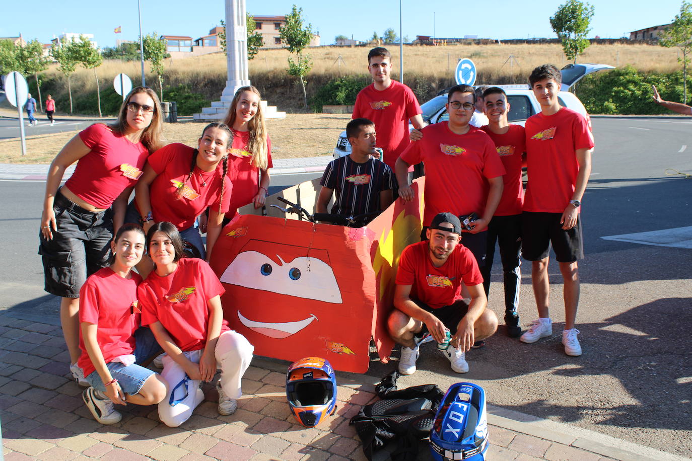 Los autos locos ruedan por las calles de Cespedosa de Tormes