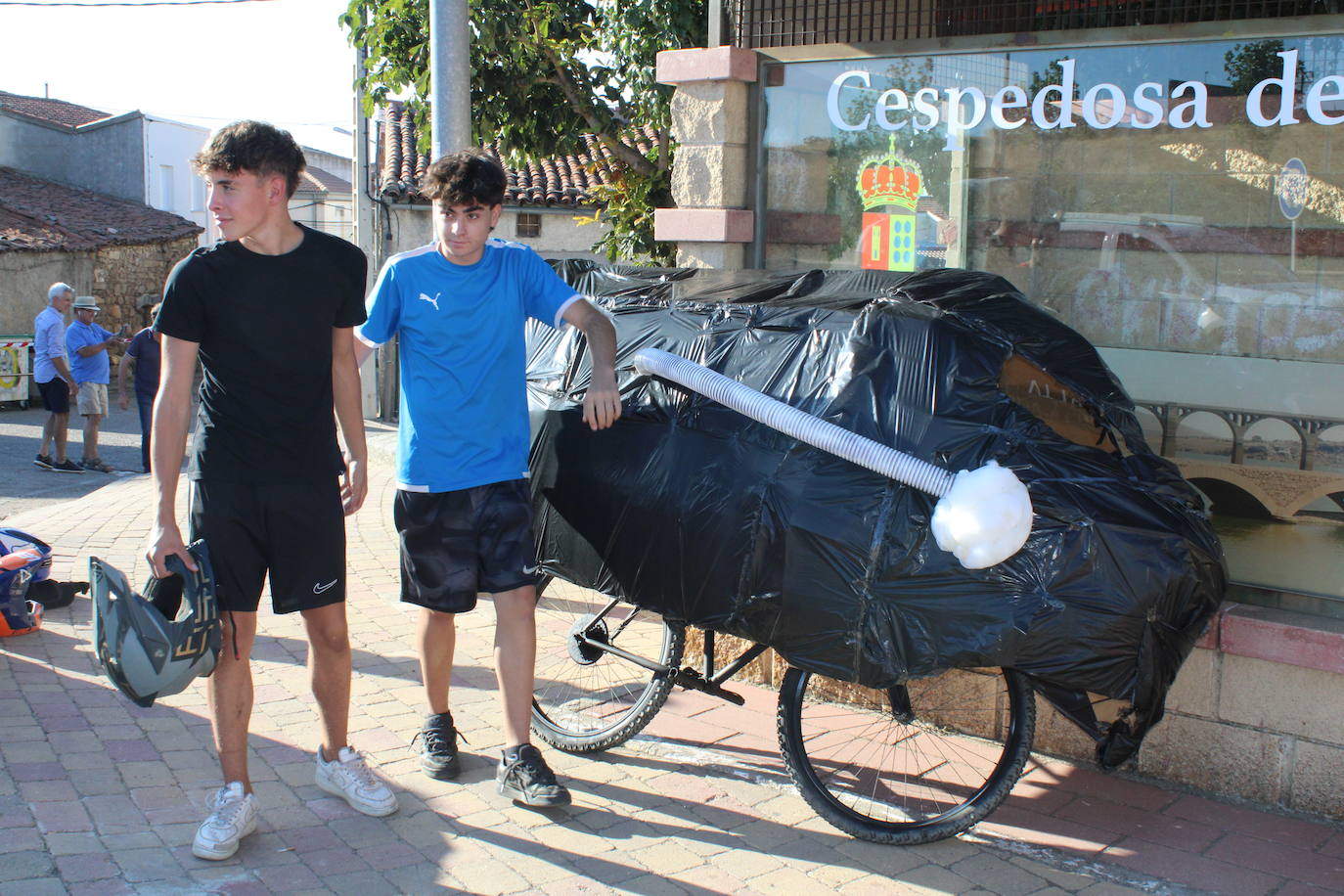 Los autos locos ruedan por las calles de Cespedosa de Tormes