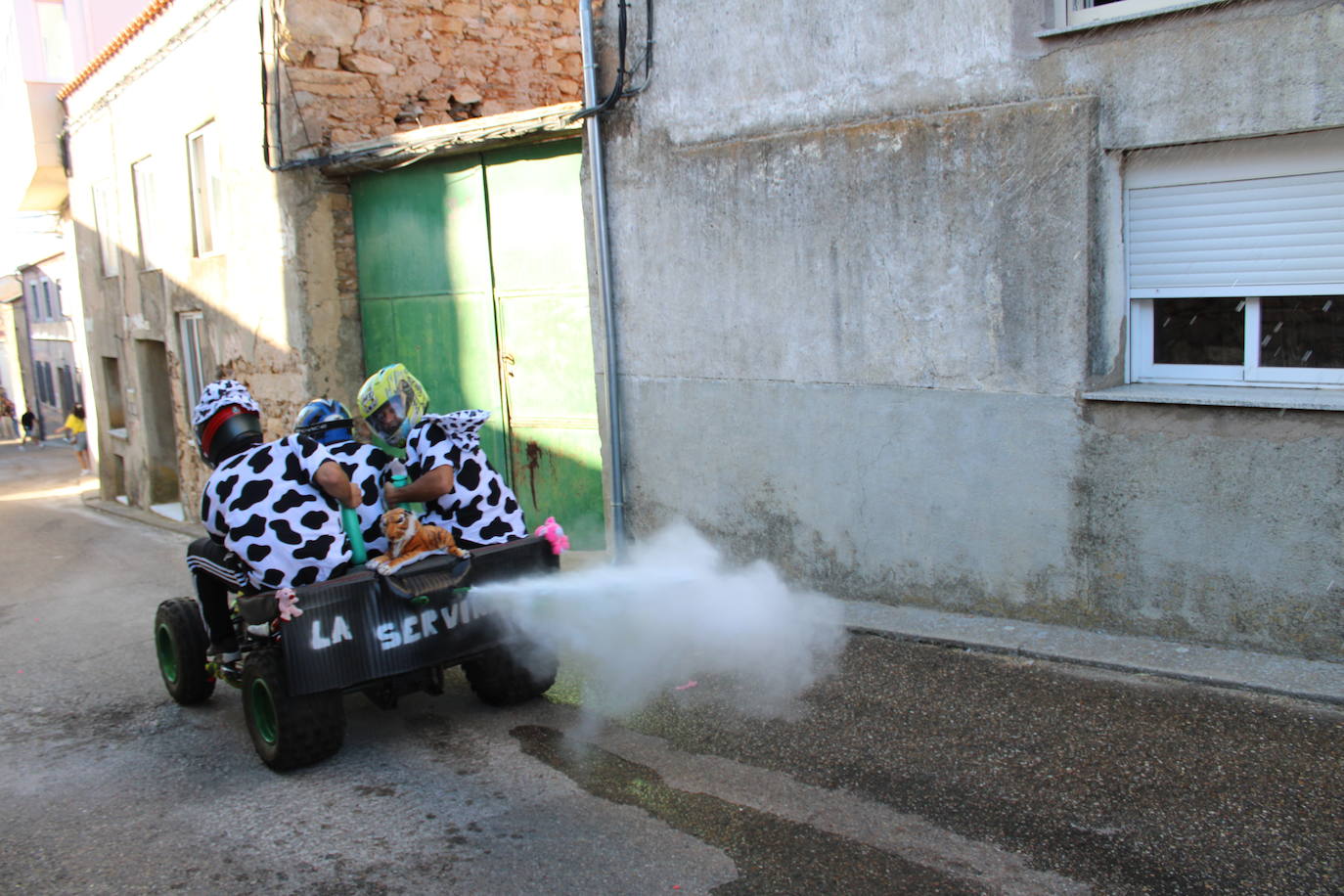Los autos locos ruedan por las calles de Cespedosa de Tormes