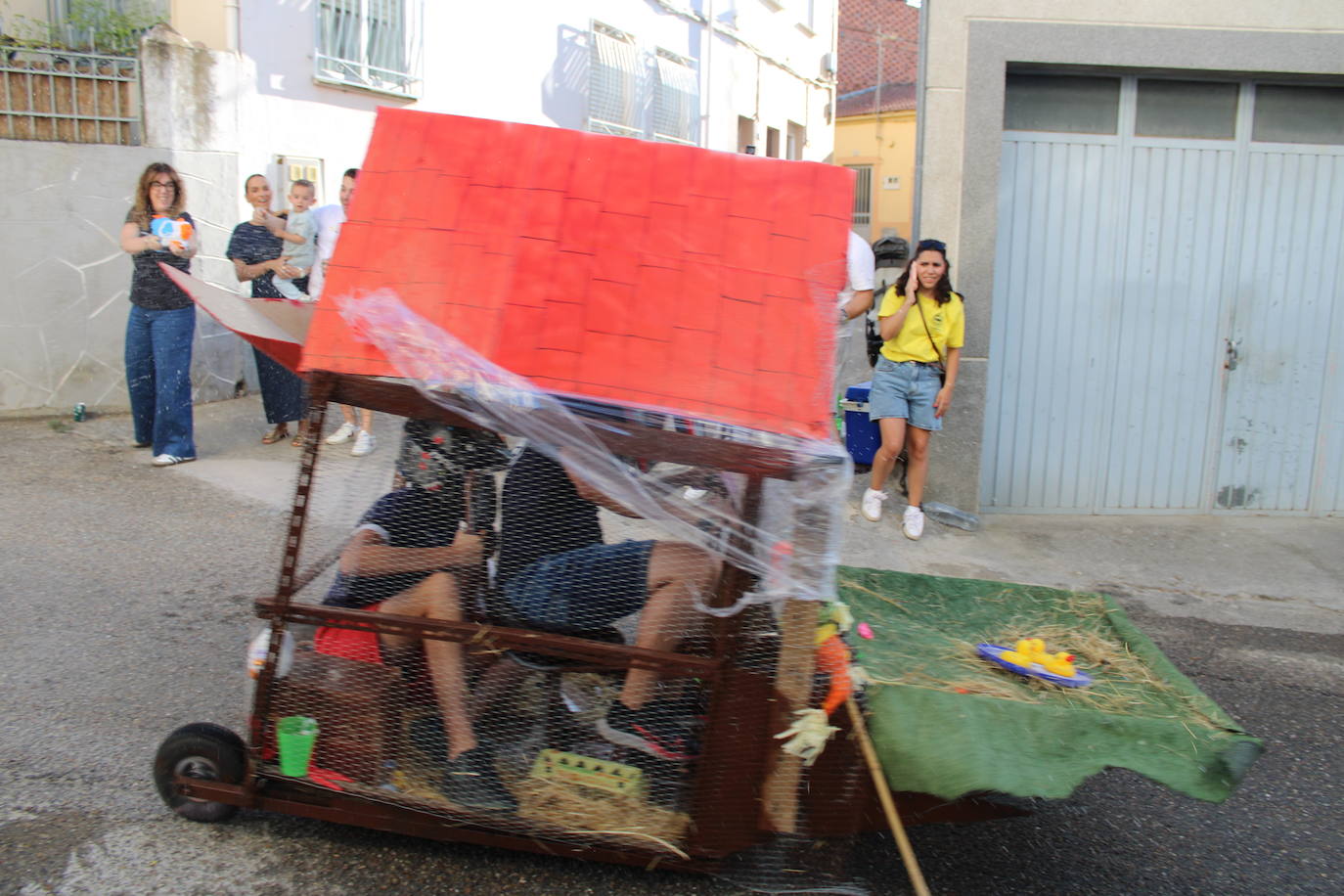 Los autos locos ruedan por las calles de Cespedosa de Tormes