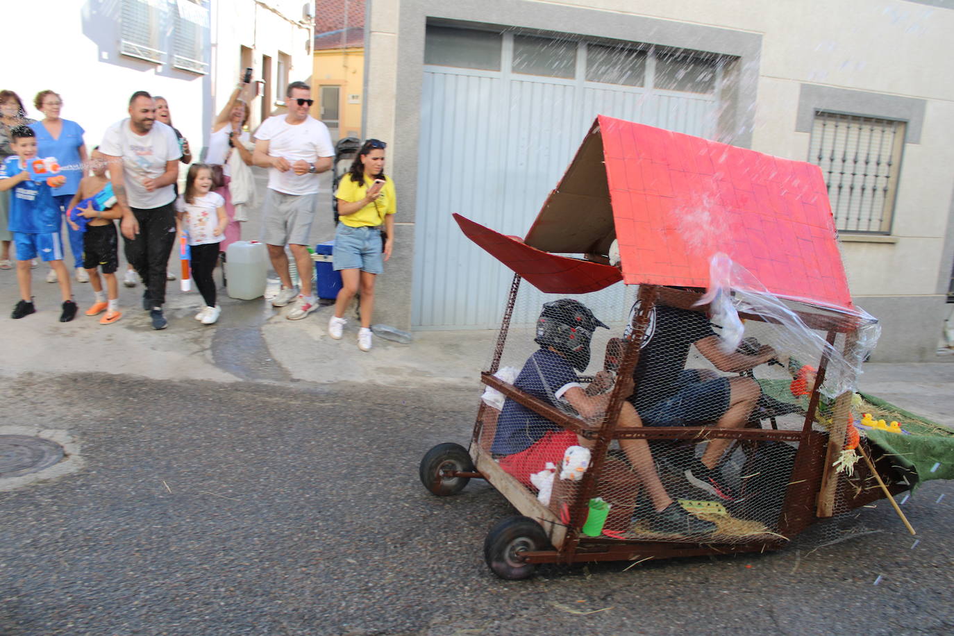 Los autos locos ruedan por las calles de Cespedosa de Tormes