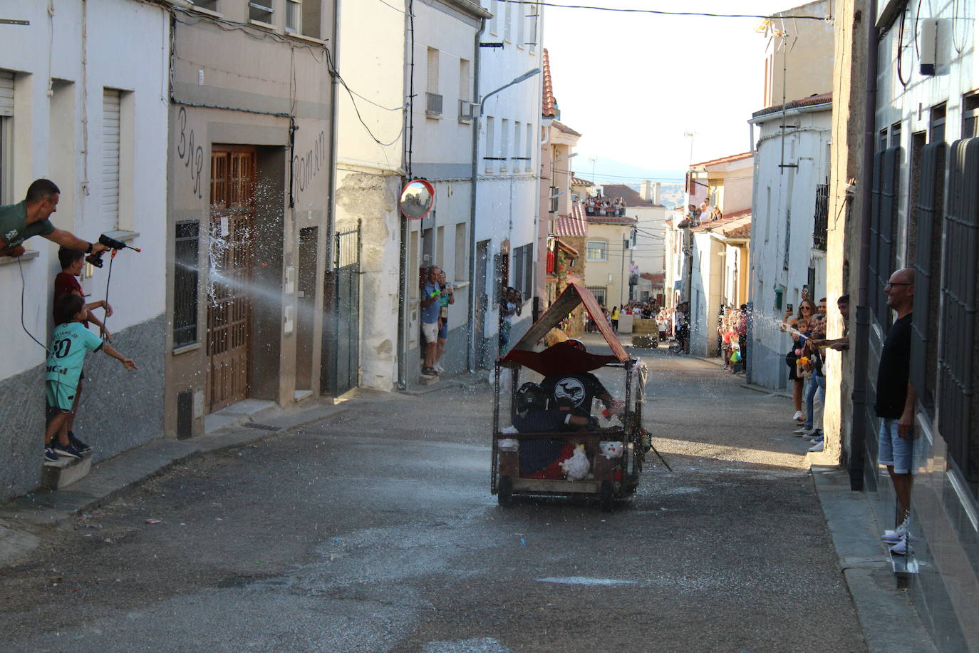 Los autos locos ruedan por las calles de Cespedosa de Tormes