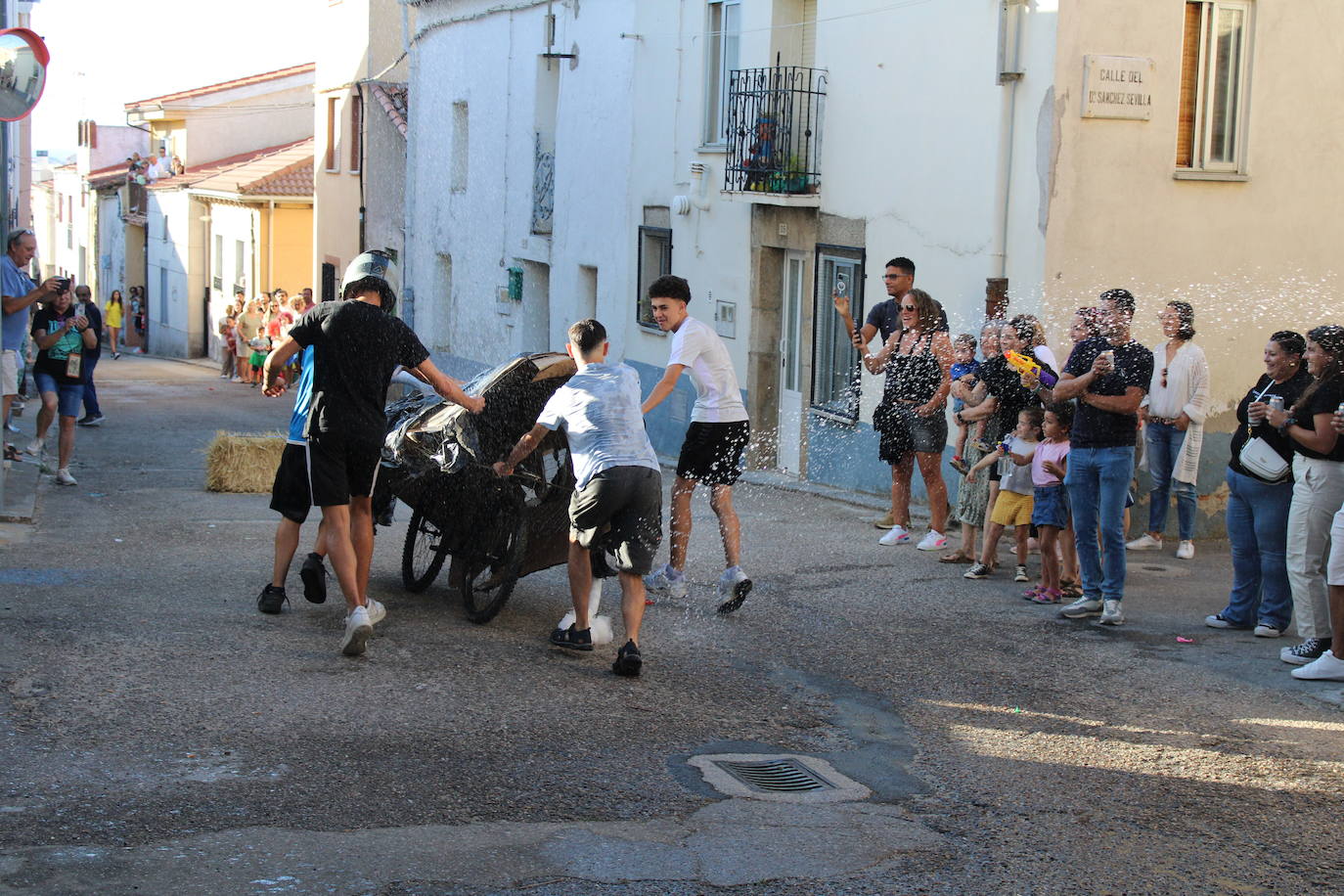 Los autos locos ruedan por las calles de Cespedosa de Tormes