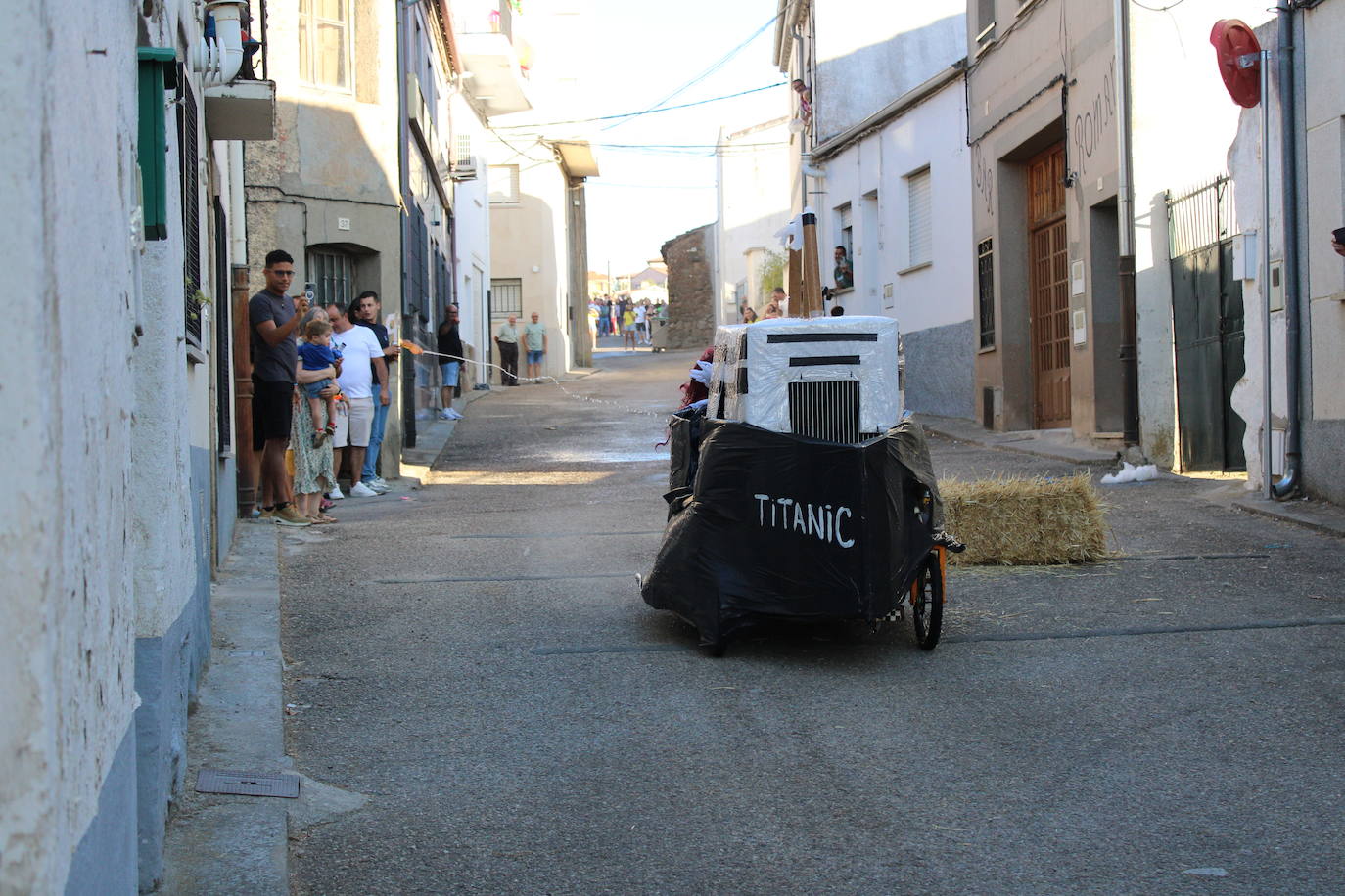 Los autos locos ruedan por las calles de Cespedosa de Tormes