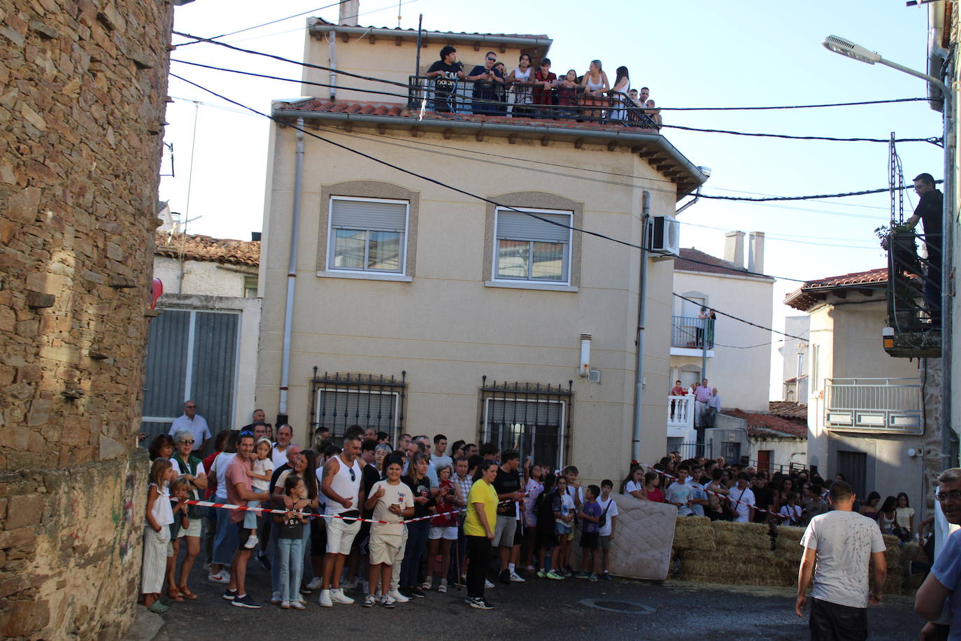 Los autos locos ruedan por las calles de Cespedosa de Tormes