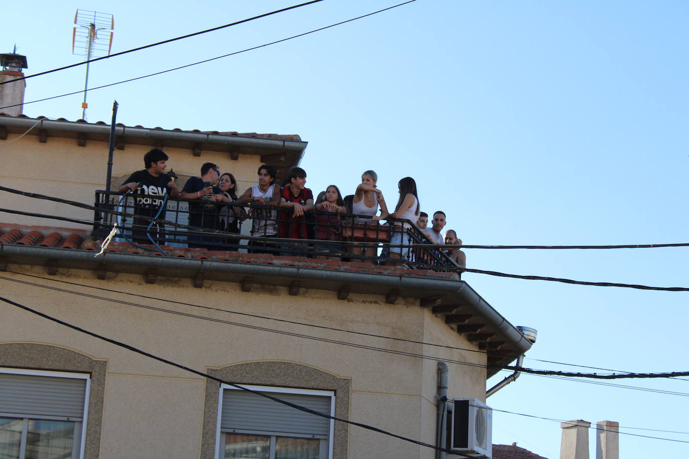 Los autos locos ruedan por las calles de Cespedosa de Tormes