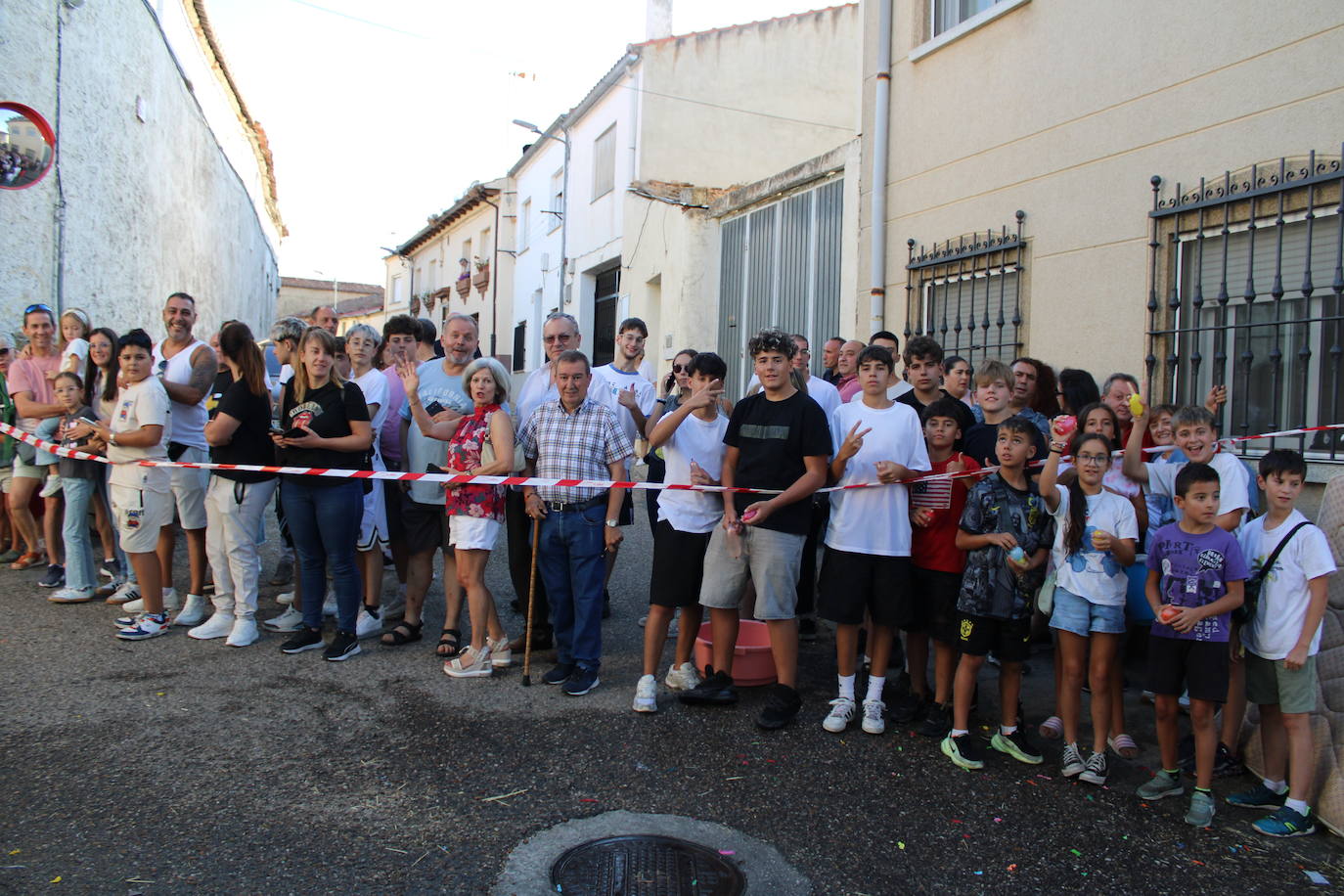 Los autos locos ruedan por las calles de Cespedosa de Tormes