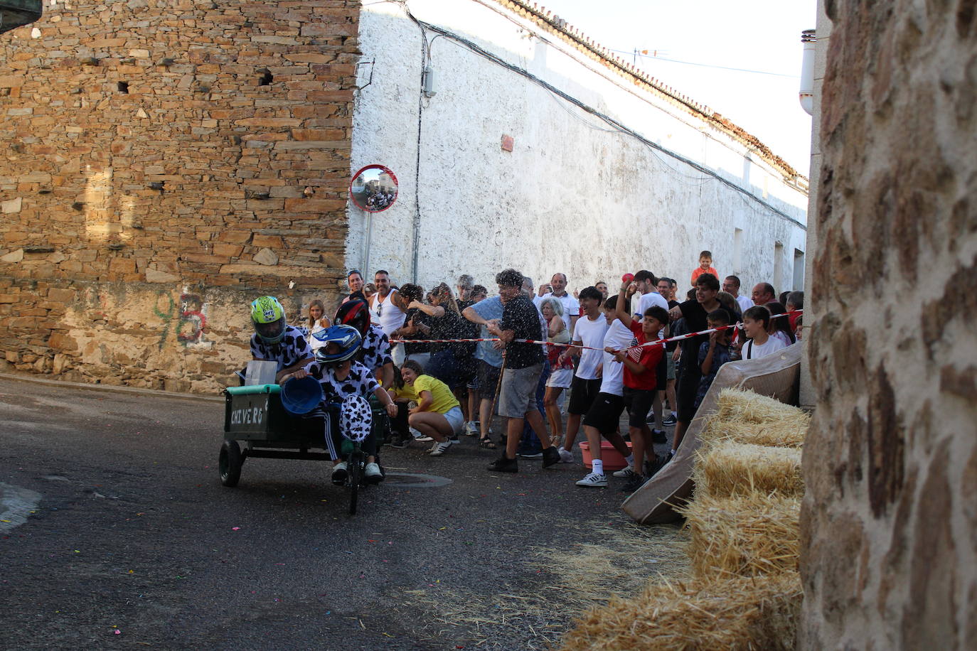 Los autos locos ruedan por las calles de Cespedosa de Tormes