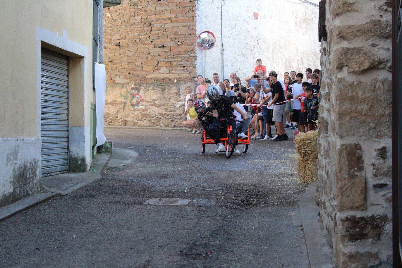 Los autos locos ruedan por las calles de Cespedosa de Tormes