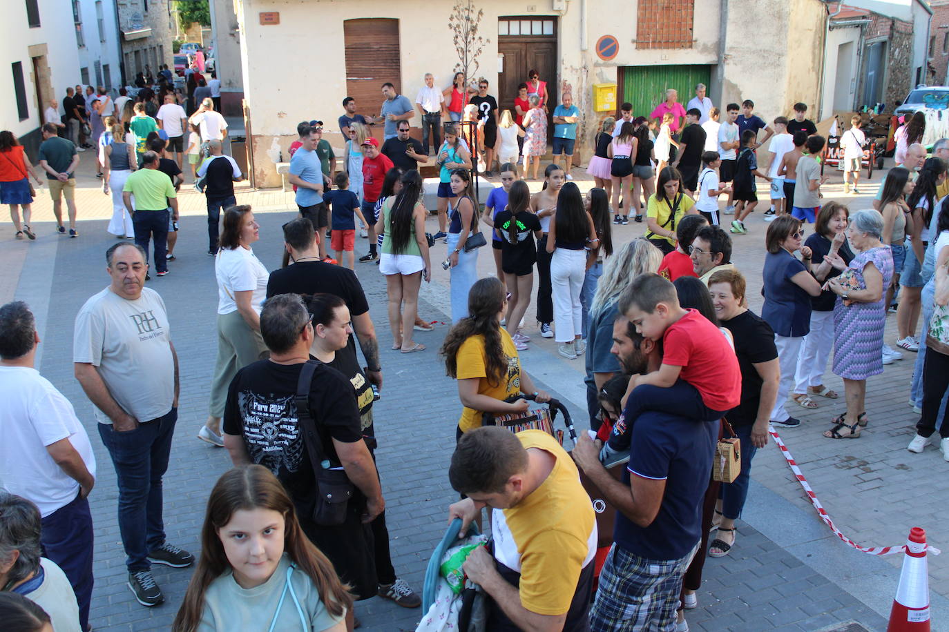 Los autos locos ruedan por las calles de Cespedosa de Tormes